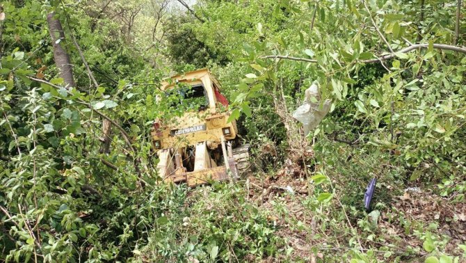 Tırdan düşen iş makinesi şarampole devrildi