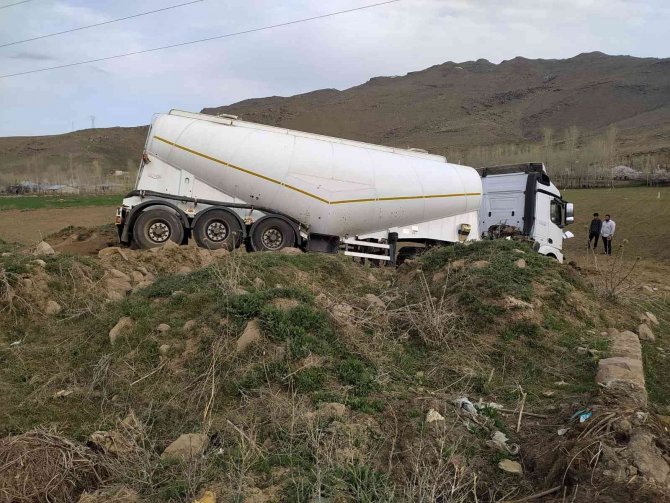 Direksiyon hakimiyeti kaybedilen tır yoldan çıktı