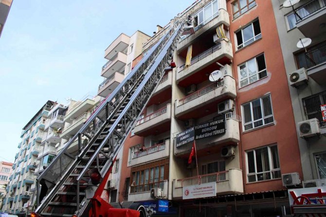 Ev yangınında 6 kişi dumandan etkilendi