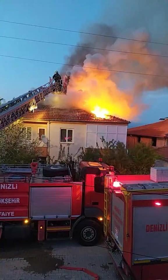 Evin çatısı alev alev yandı