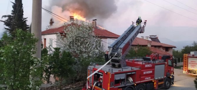 Evin çatısı alev alev yandı