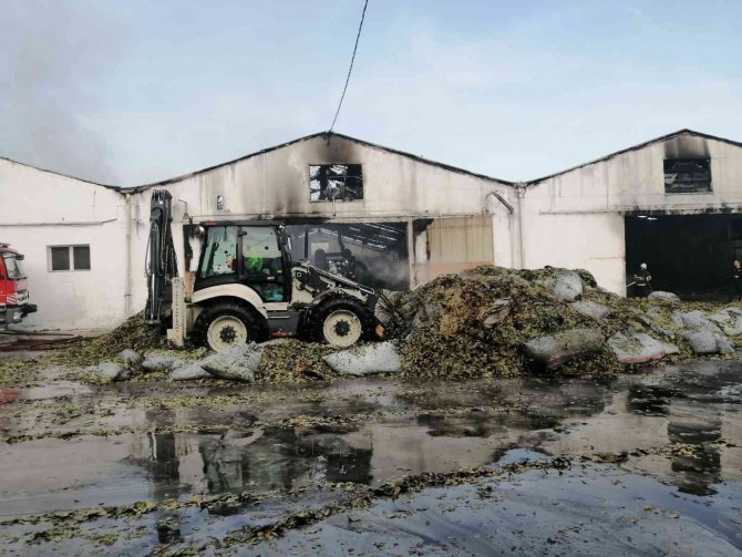 Fabrikada çıkan yangında maddi hasar meydana geldi