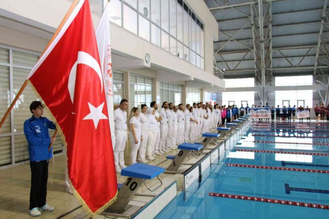 Gençler dereceye girmek için kulaç attı