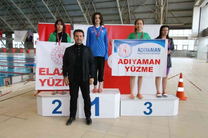 Gençler dereceye girmek için kulaç attı