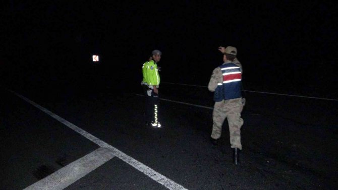 Hafif ticari araç ile otomobil çarpıştı: 1 ölü, 1 yaralı