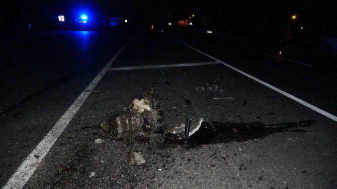 Hafif ticari araç ile otomobil çarpıştı: 1 ölü, 1 yaralı