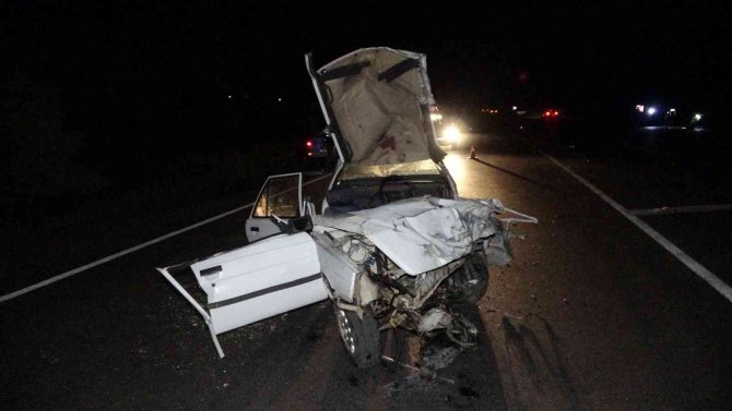 Hafif ticari araç ile otomobil çarpıştı: 1 ölü, 1 yaralı