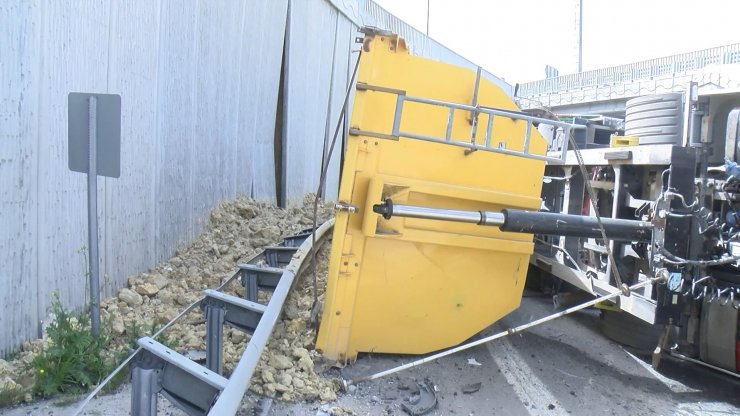 Hafriyat kamyonu devrildi