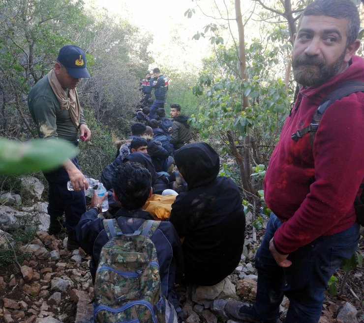 İzmir'de 89 kaçak göçmen, 12 organizatör yakalandı