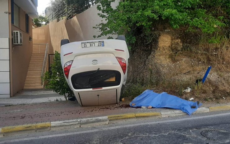 Kaldırımda yürürken otomobilin çarptığı kadın hayatını kaybetti