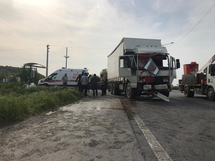 Kamyon halk otobüsüne çarptı; 1 ölü, 10 yaralı