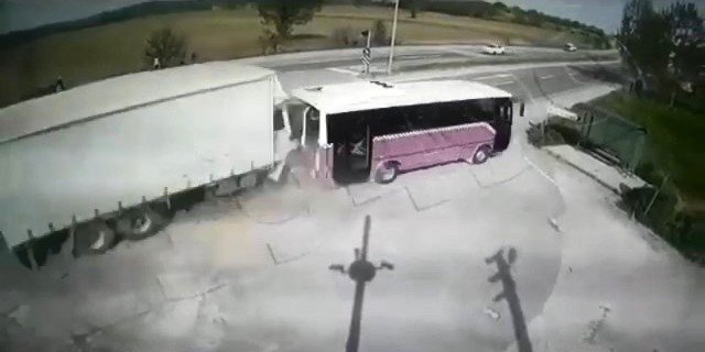 Kamyonun yolcu otobüsüne çarptığı feci kaza kamerada