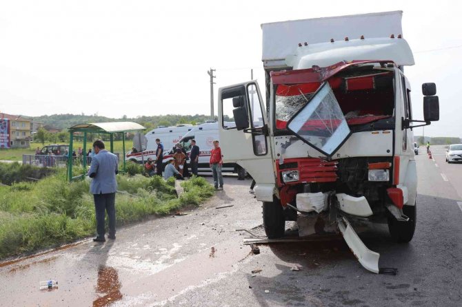 Kamyonun yolcu otobüsüne çarptığı feci kaza kamerada