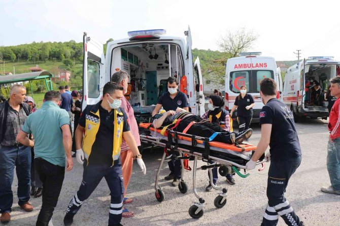 Kamyonun yolcu otobüsüne çarptığı feci kaza kamerada