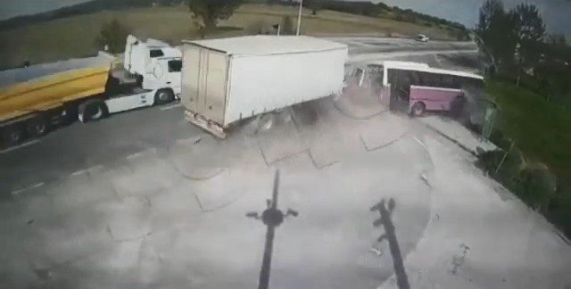 Kamyonun yolcu otobüsüne çarptığı feci kaza kamerada