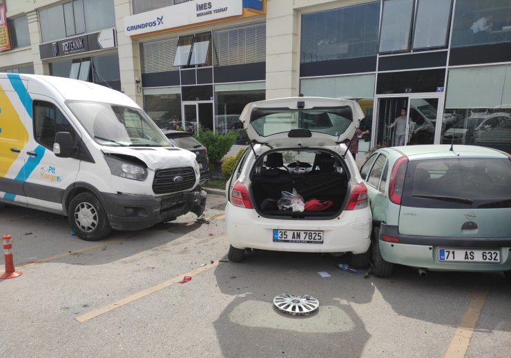 Kargo minibüsü, 7 araca çarptı: 2 yaralı