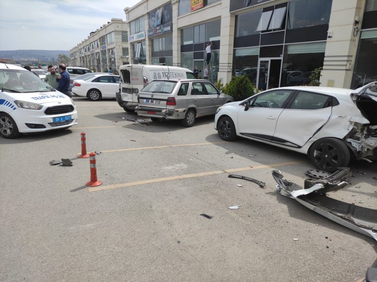 Kargo minibüsü, 7 araca çarptı: 2 yaralı