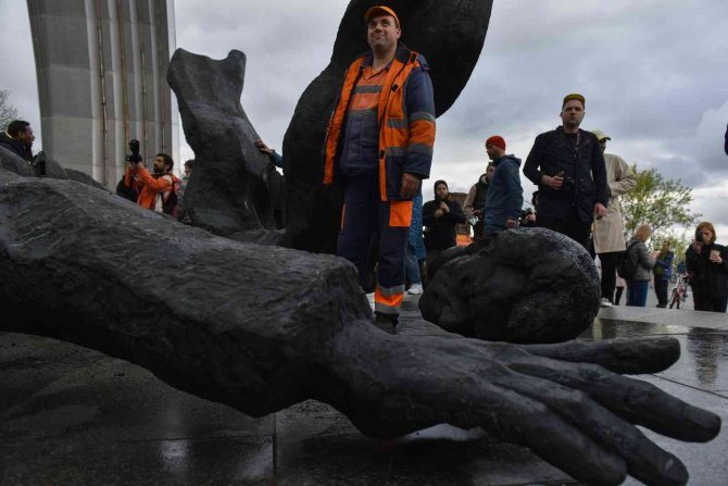 Kiev’de bulunan Rusya-Ukrayna Dostluk Anıtı yıkıldı