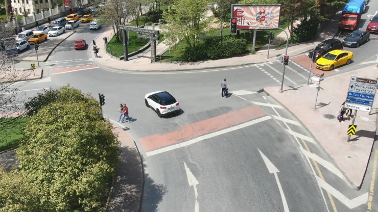 Kırmızı ışık ihlali yapanlar polis dronuna yakalandı