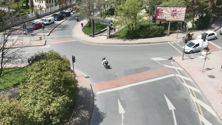 Kırmızı ışık ihlali yapanlar polis dronuna yakalandı