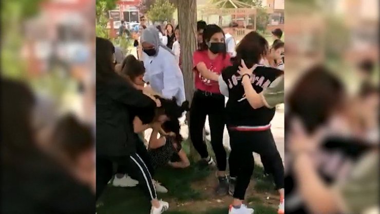 Kız öğrenciler parkta tekme tokat kavga etti