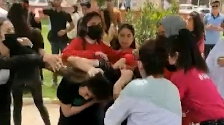 Kız öğrenciler parkta tekme tokat kavga etti