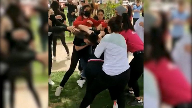 Kız öğrenciler parkta tekme tokat kavga etti