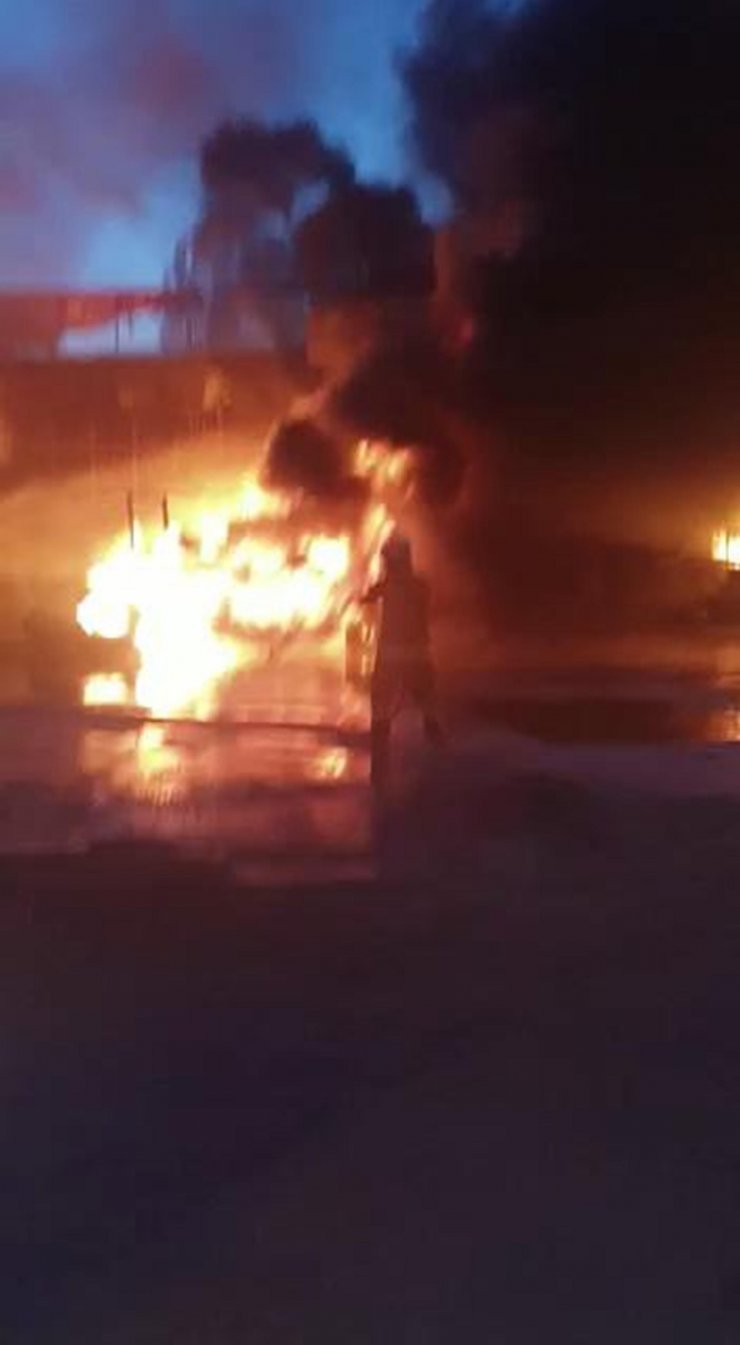 Konya'da astik deposundaki yangın! 5 iş yeri alevlere teslim oldu