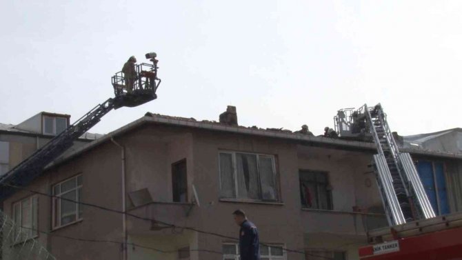 Madde bağımlısı genç evinin çatısını ateşe verdi