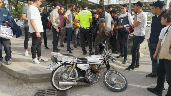 Motosiklet ile jip kafa kafaya çarpıştı