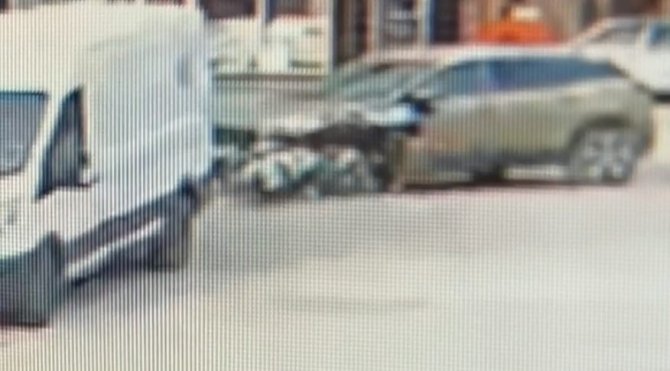 Motosiklet ile jip kafa kafaya çarpıştı