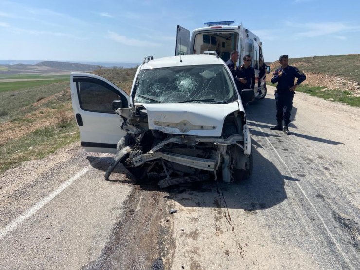 Otomobil ile hafif ticari araç çarpıştı: 1 ölü, 3 yaralı