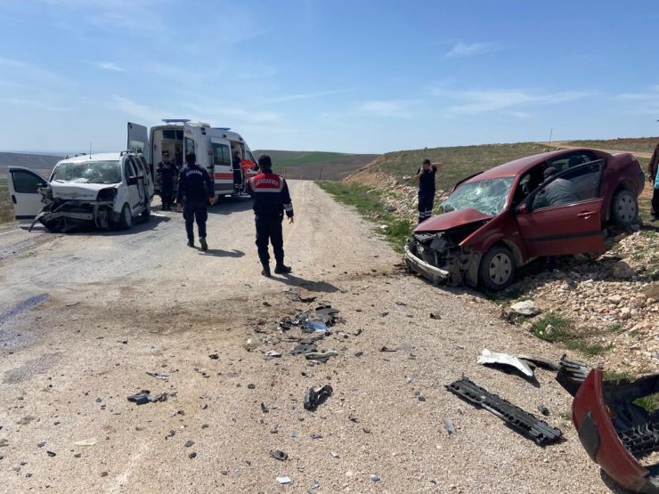 Otomobil ile hafif ticari araç çarpıştı: 1 ölü, 3 yaralı