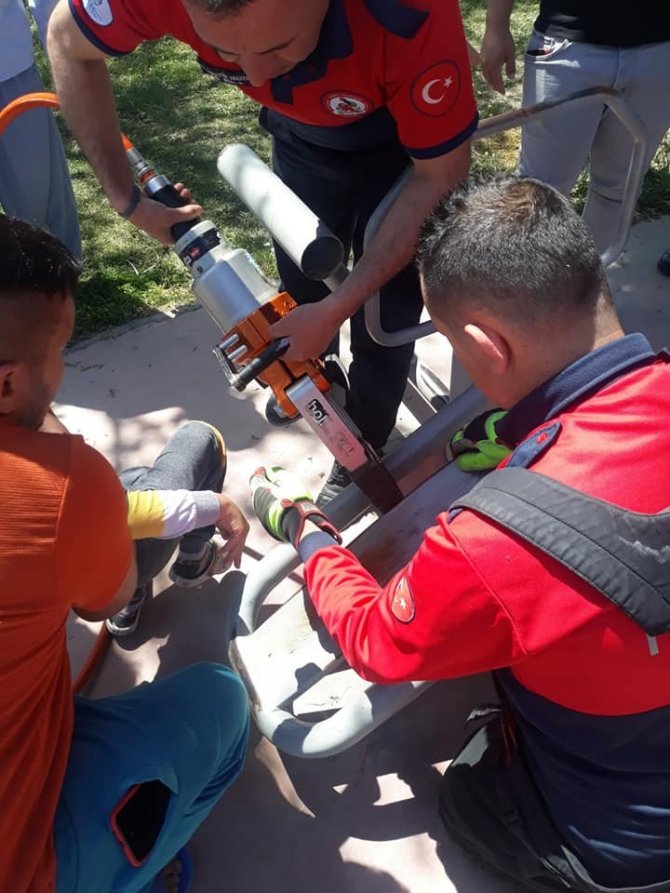 Oyun oynamak isterken ayağını sıkıştırdı