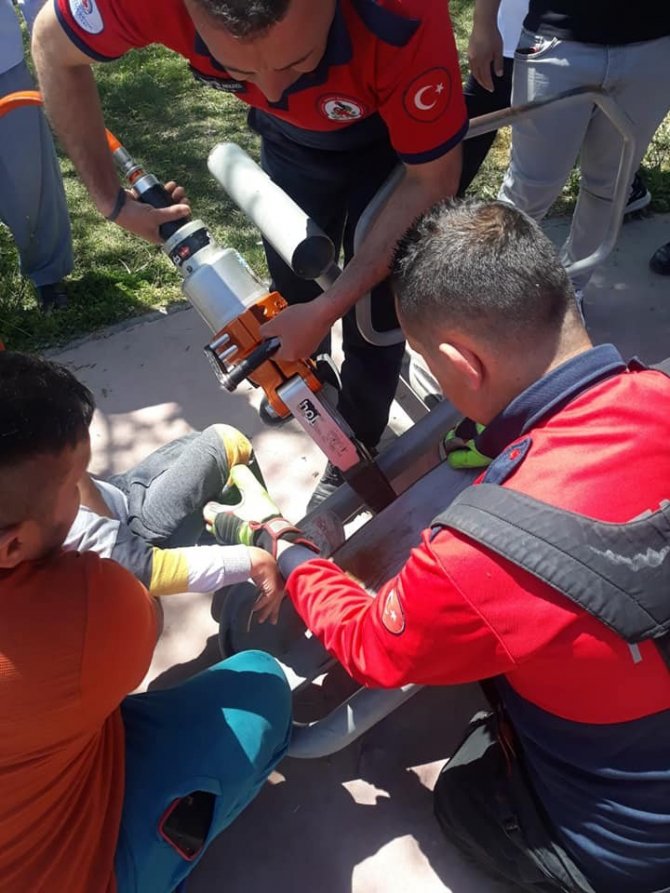 Oyun oynamak isterken ayağını sıkıştırdı