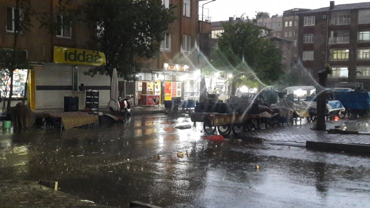 Sağanak yağış, cadde ve sokakları su bastı