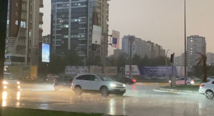 Sağanak yağış, cadde ve sokakları su bastı