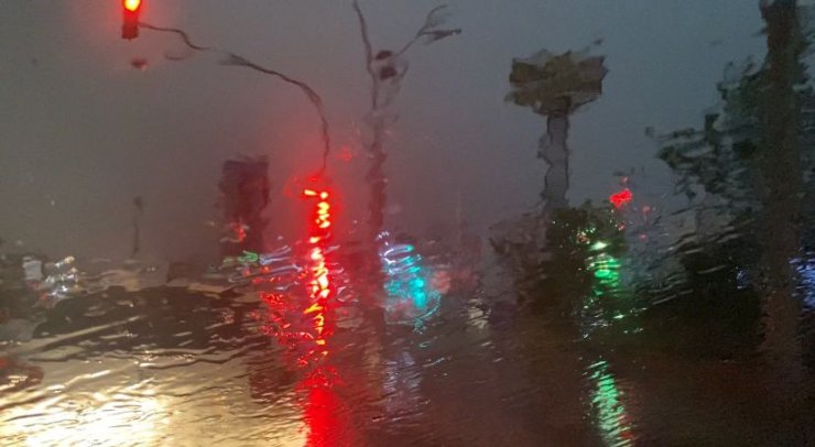 Sağanak yağış, cadde ve sokakları su bastı