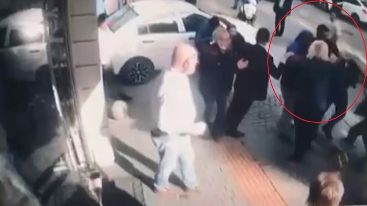 Sokak ortasında kadına şiddet kamerada