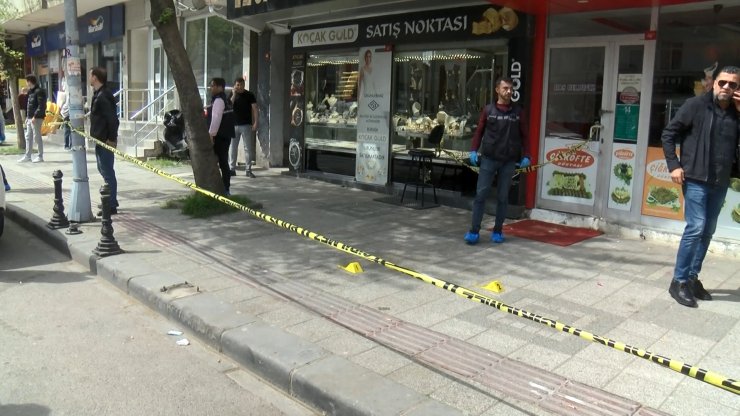 Soygun dehşeti; kuyumcuyu vurup böyle kaçtılar