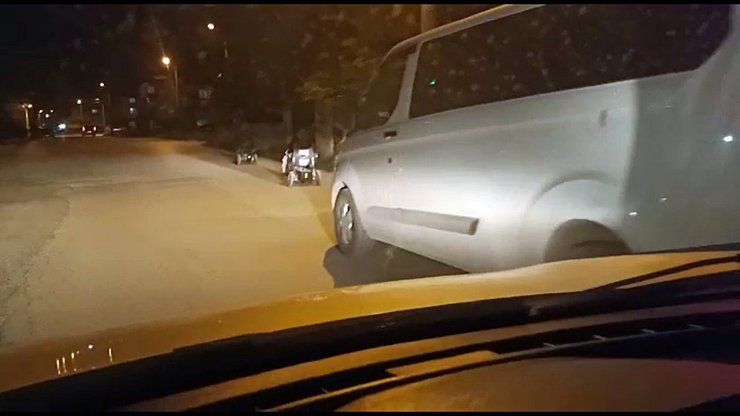 Tekerlekli sandalyeleriyle gezintiye çıkan 2 kişiye refakat edip aracıyla yolu aydınlattı