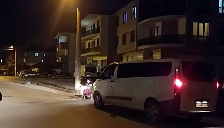 Tekerlekli sandalyeleriyle gezintiye çıkan 2 kişiye refakat edip aracıyla yolu aydınlattı
