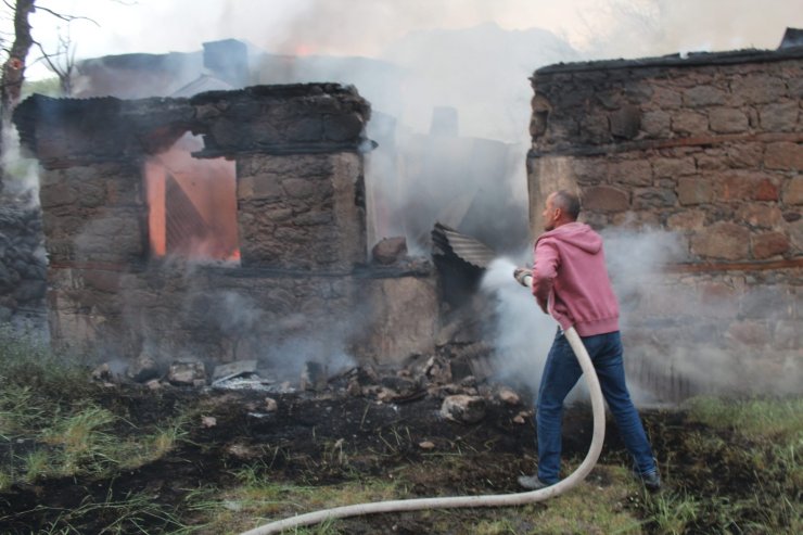 Tunceli'de yangın: Ev ve depo kullanılmaz hale geldi