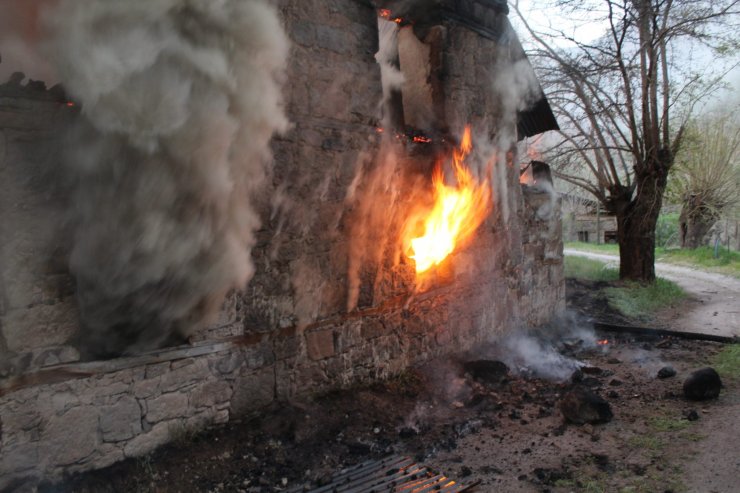 Tunceli'de yangın: Ev ve depo kullanılmaz hale geldi