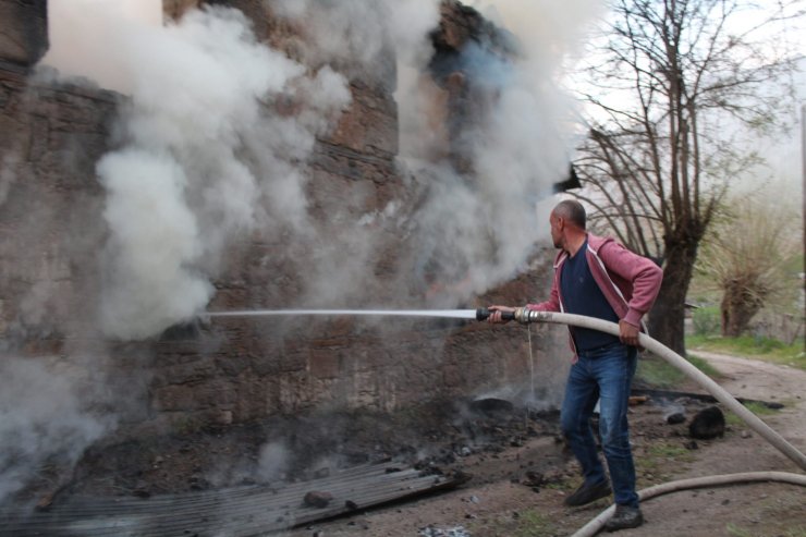 Tunceli'de yangın: Ev ve depo kullanılmaz hale geldi
