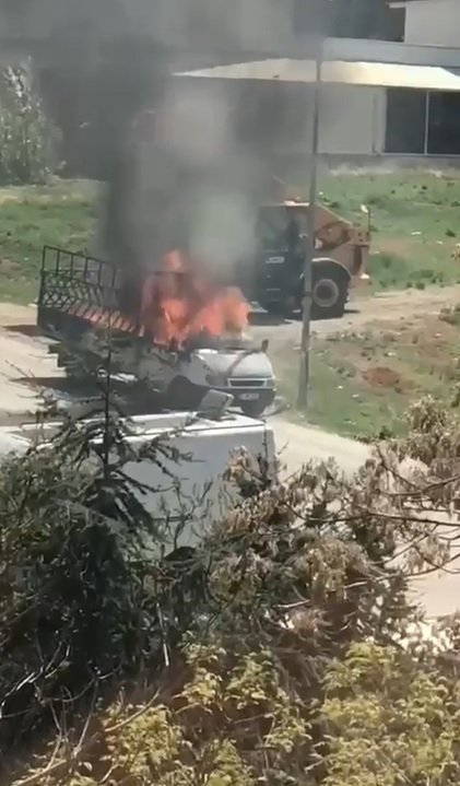 Yanan kamyoneti, tekerine taş koyarak durdurdu