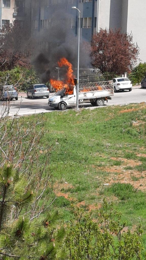 Yanan kamyoneti, tekerine taş koyarak durdurdu