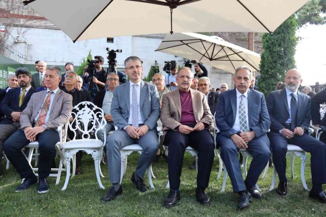 Asırlık Kur’an-ı Kerimlerin tıpkıbasımları Talas’ta sergileniyor