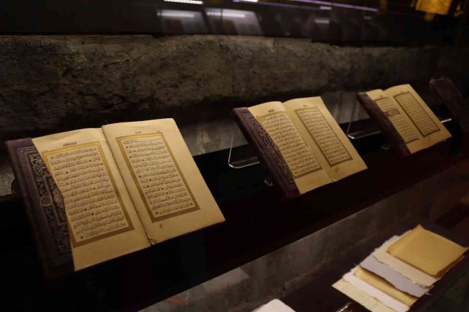 Asırlık Kur’an-ı Kerimlerin tıpkıbasımları Talas’ta sergileniyor