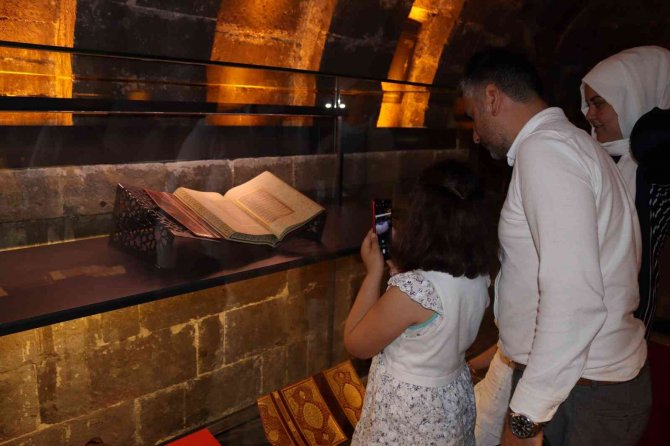 Asırlık Kur’an-ı Kerimlerin tıpkıbasımları Talas’ta sergileniyor